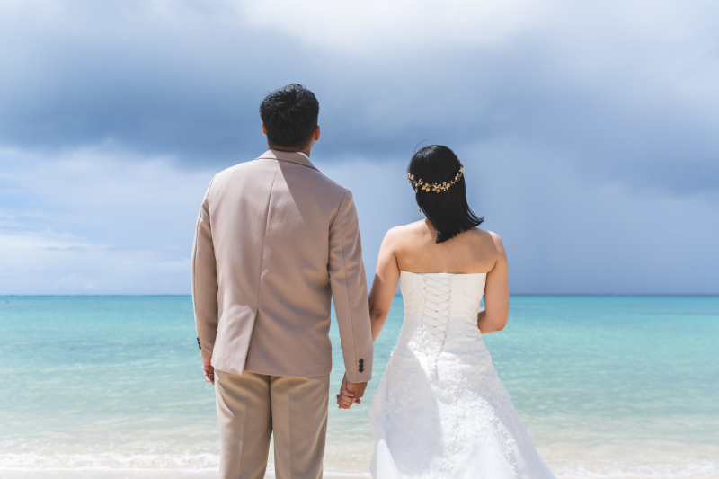 沖縄の海へ!!!ウェディングドレス&タキシードで入っちゃってください♪