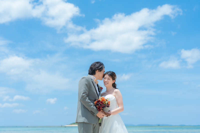 沖縄の海へ!!!ウェディングドレス&タキシードで入っちゃってください♪