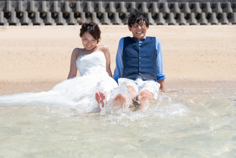 ドレス&タキシードのまま海に!ウォーターインショット