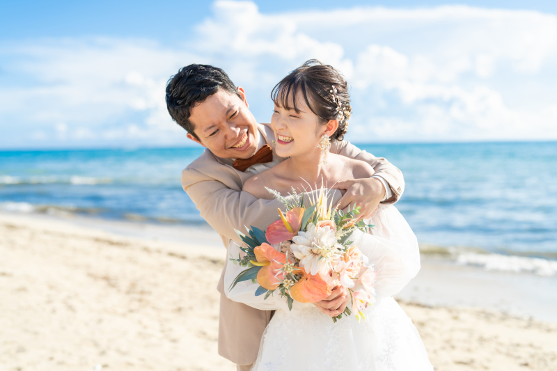 ドレス、タキシードで沖縄の海へ入っちゃいましょう！素敵な思い出に！！