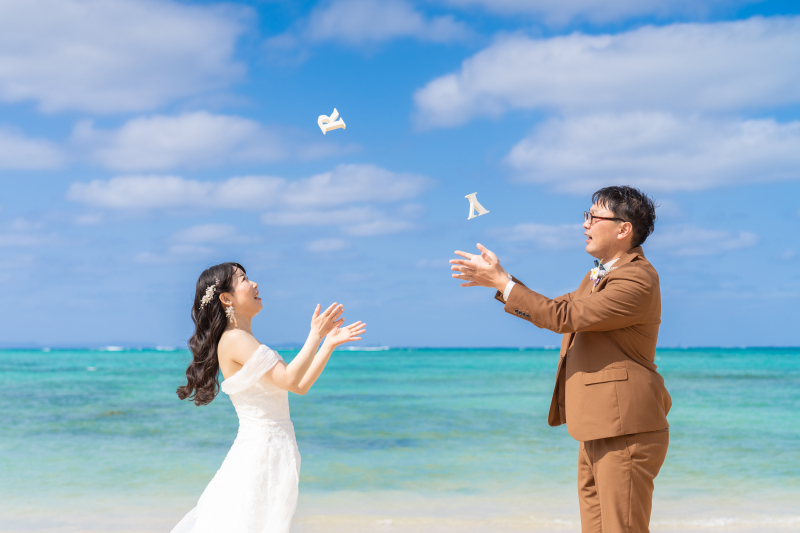 【海の見えるチャペルのご紹介】チャペル内から沖縄の美しい海を眺めることができます