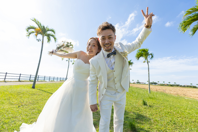 沖縄の海へ!!!ウェディングドレス&タキシードで入っちゃってください♪
