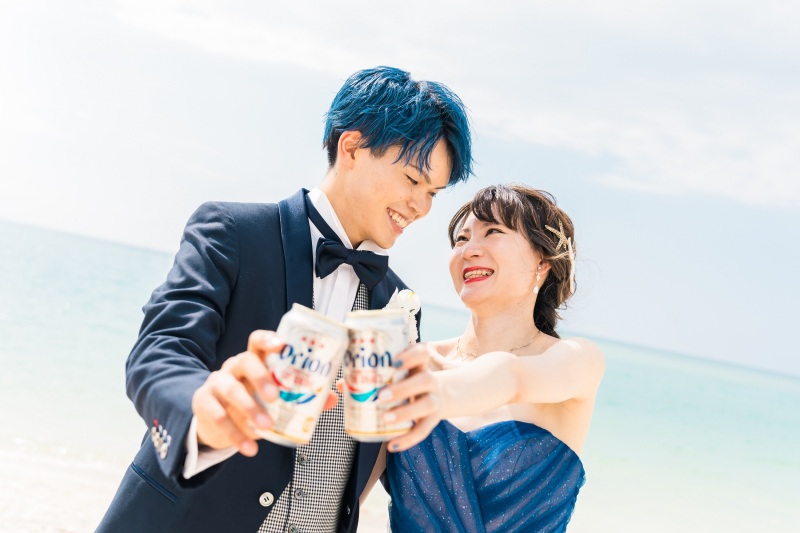 カラードレスと海