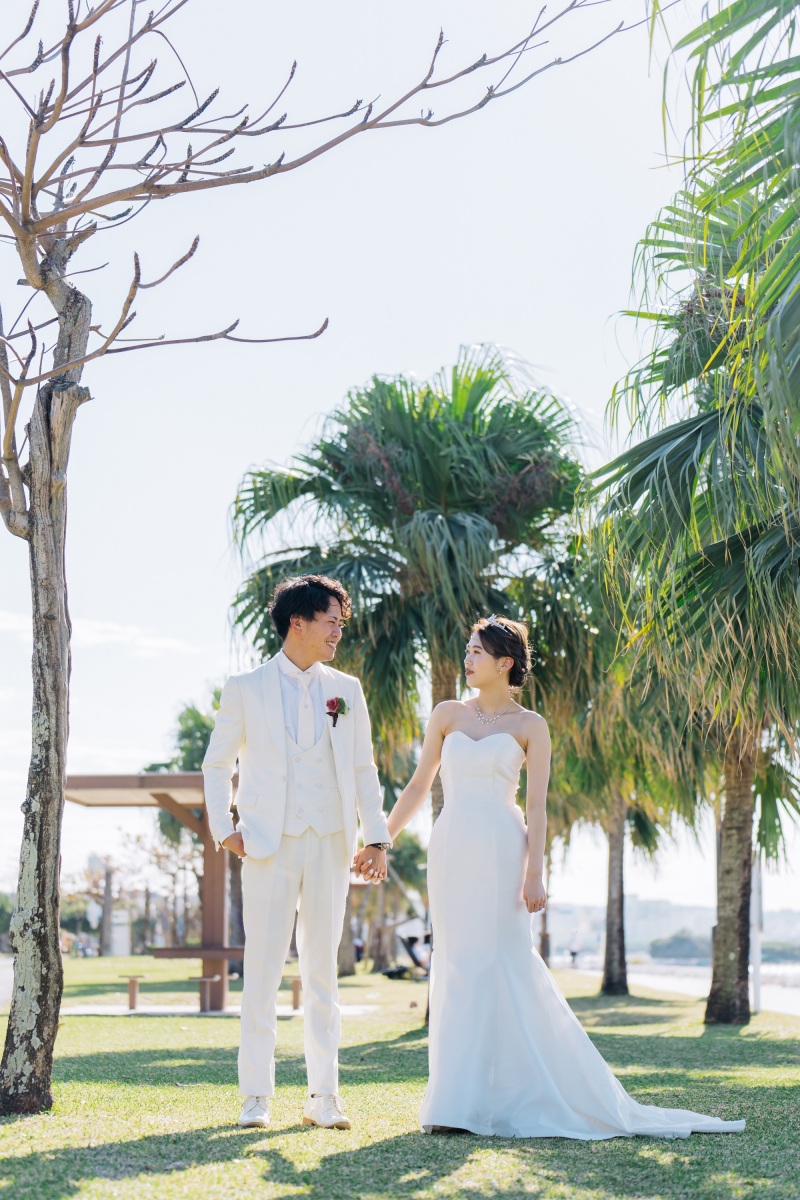 青い海をバックにした沖縄ならではのフォトショット