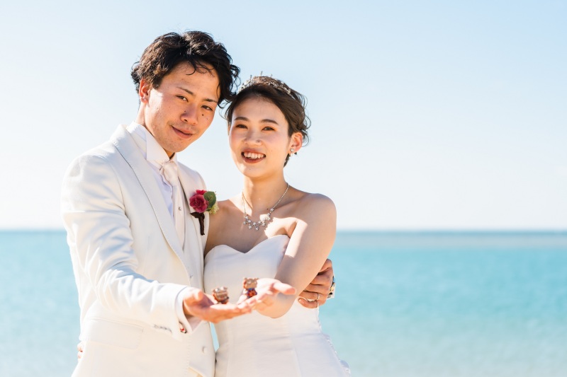 青い海をバックにした沖縄ならではのフォトショット