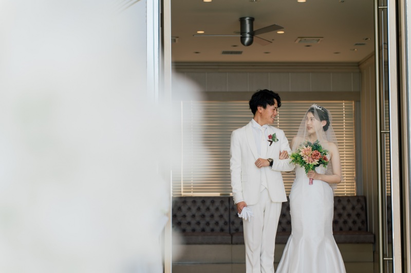 青い海をバックにした沖縄ならではのフォトショット
