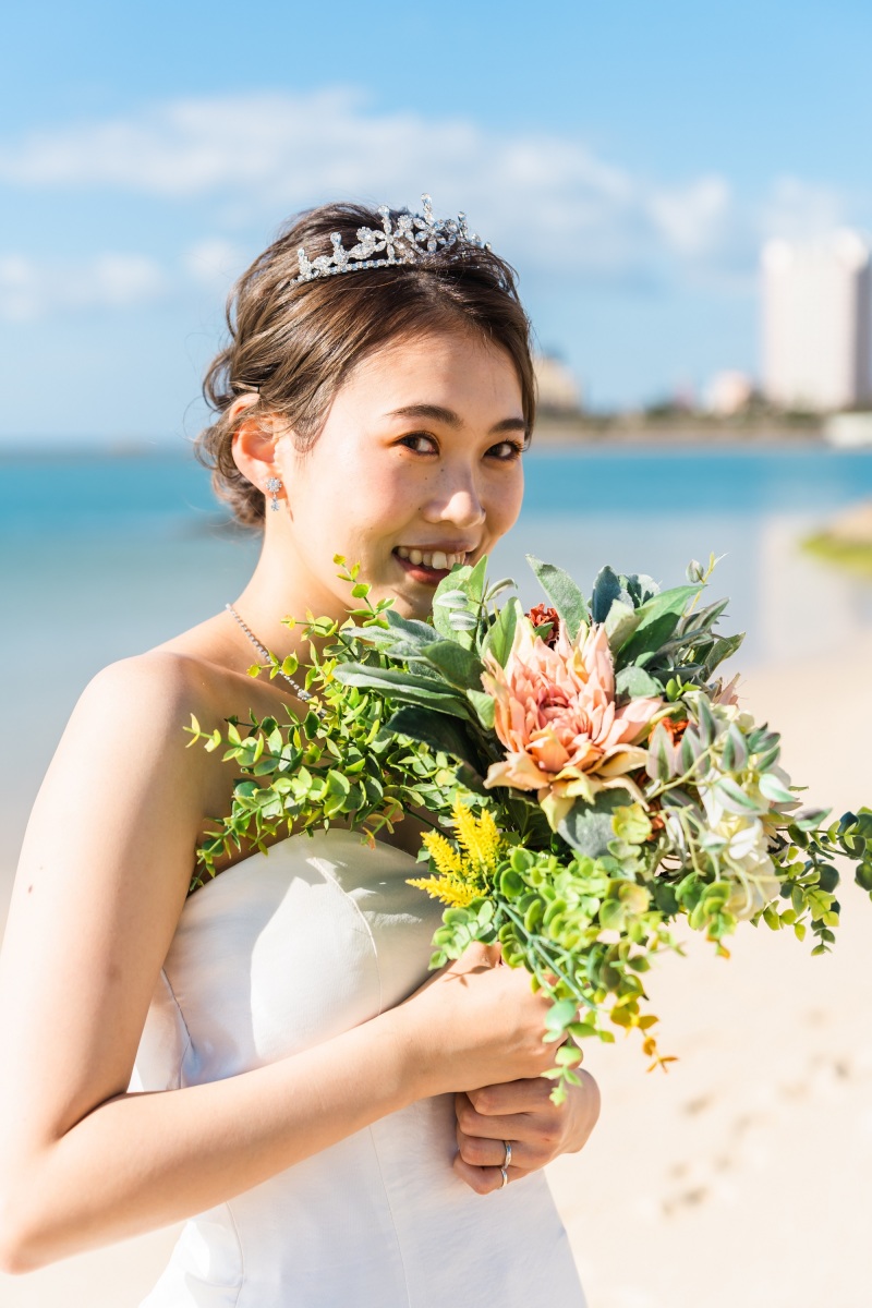 青い海をバックにした沖縄ならではのフォトショット