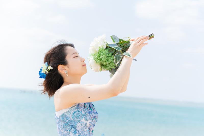 ルミエール北谷サロンのスタッフブログ(ビーチにブルーのドレス