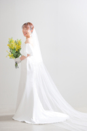 パフスリーブ付きドレス