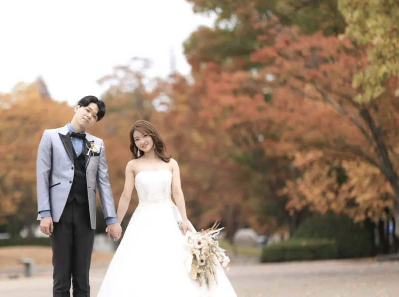 この時期しか撮れない!紅葉ロケーションはドレスでも◎
