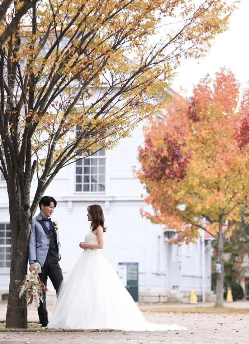 この時期しか撮れない!紅葉ロケーションはドレスでも◎