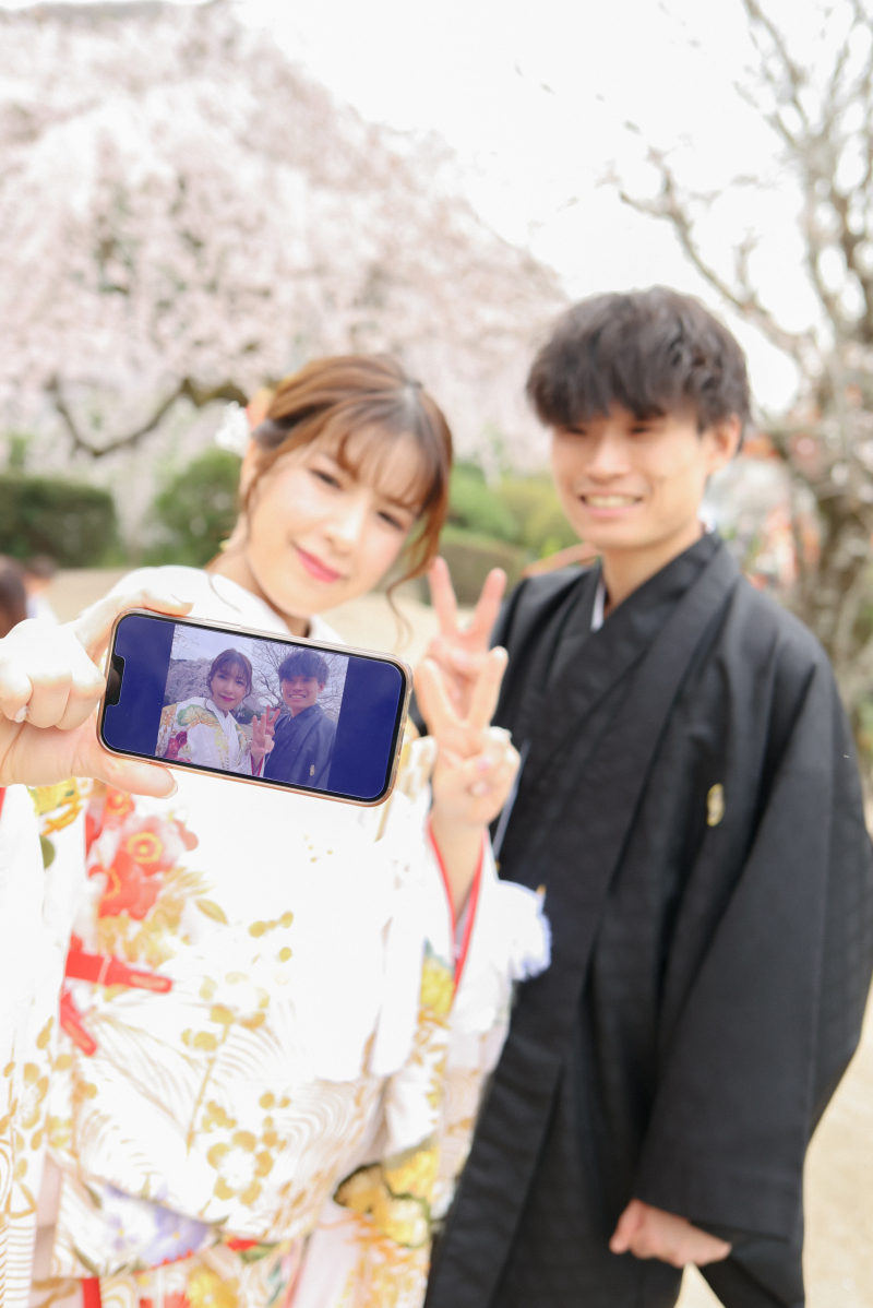 ポーズのご紹介♪~ケータイ使い~ポーズ