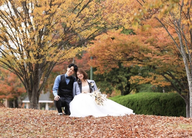 この時期しか撮れない!紅葉ロケーションはドレスでも◎