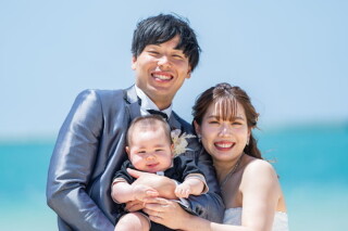 沖縄旅行の思い出を家族写真に♡青い海で楽しむファミリービーチフォト♪
