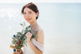 軽やかなウェディングドレスでジャンプ！