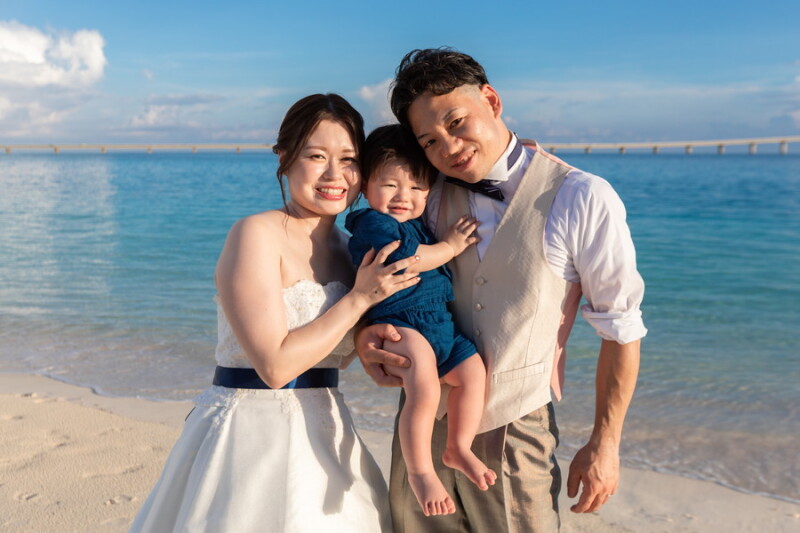 沖縄旅行の思い出を家族写真に♡青い海で楽しむファミリービーチフォト♪
