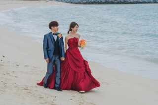 カラードレスで叶える海辺のフォトウェディング