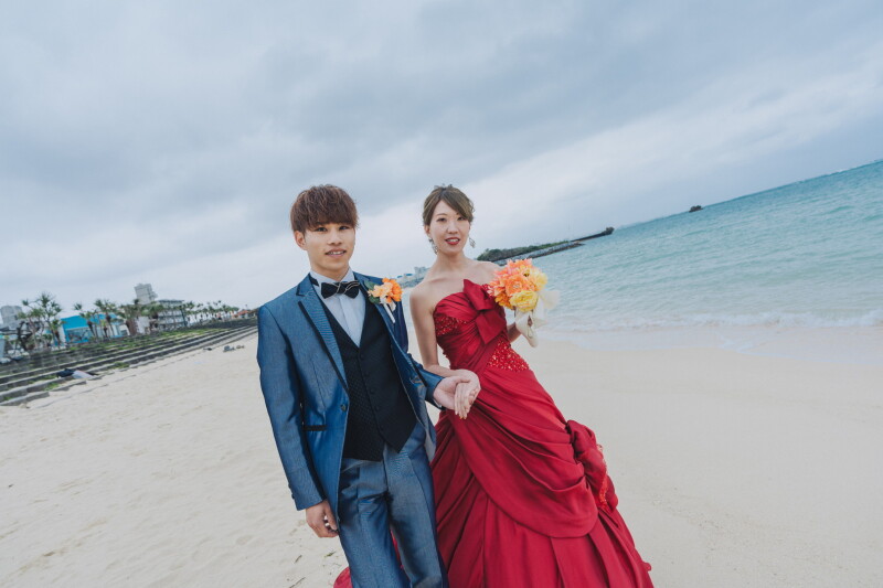 カラードレスで叶える海辺のフォトウェディング