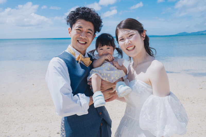 お子様もご一緒に♪　チャペル＆ビーチでのファミリーフォト