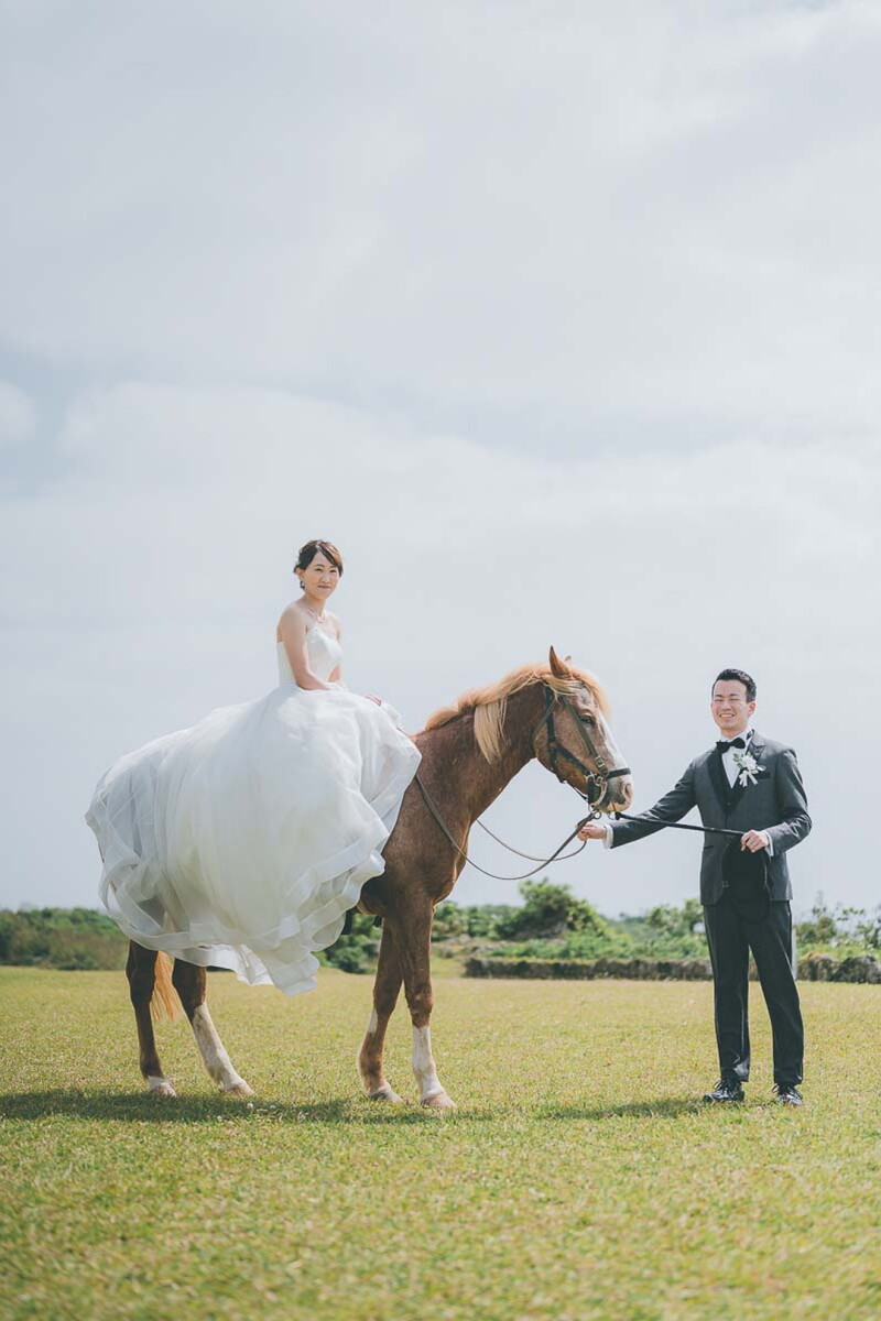 沖縄で叶える馬とビーチのフォトウェディング