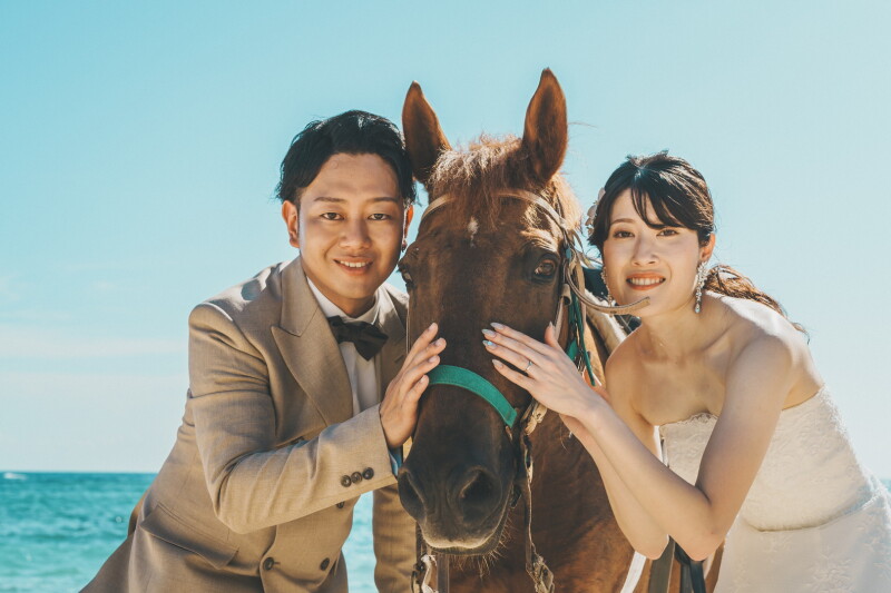 ビーチ×乗馬のロマンチックウェディングフォト