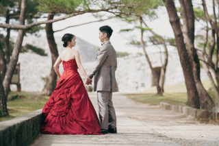 歴史感じる座喜味城跡に、映える赤のドレスで。