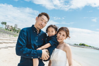 リンクコーデで楽しむ♪ビーチでのファミリーフォト