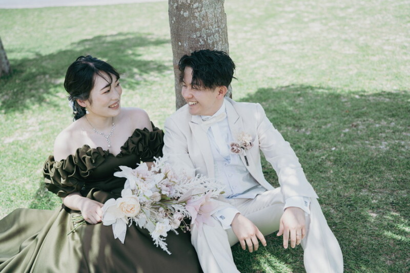 海と空に映えるカラードレスウェディングフォト！