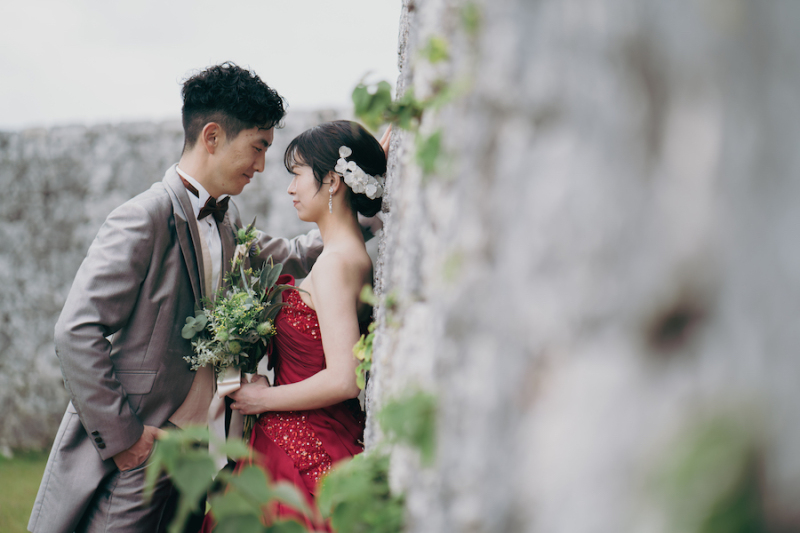 歴史感じる座喜味城跡に、映える赤のドレスで。