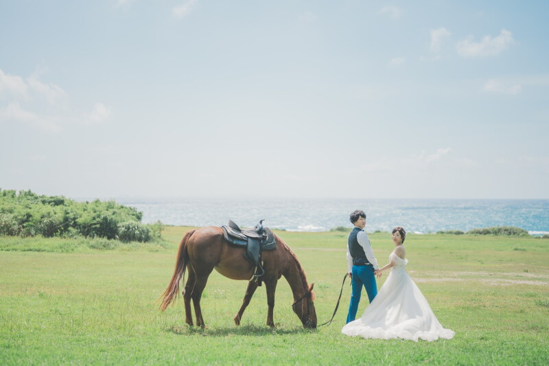沖縄で叶える馬とビーチのフォトウェディング