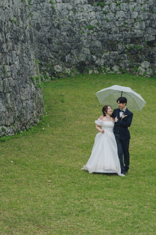 傘を使ったフォトアイデアでワンランク上の演出を...♡