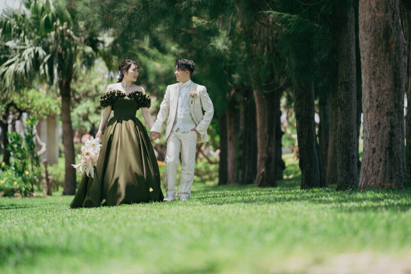 海と空に映えるカラードレスウェディングフォト！