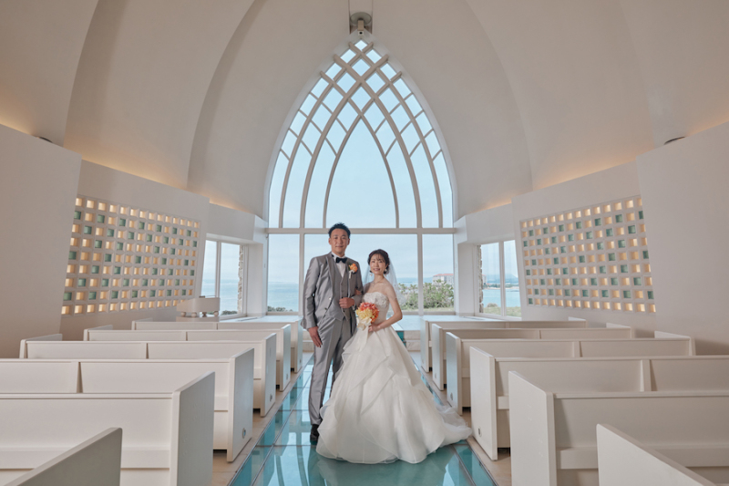絶景ロケーションと優美なチャペル&mdash;万座で叶える理想のウエディングフォト