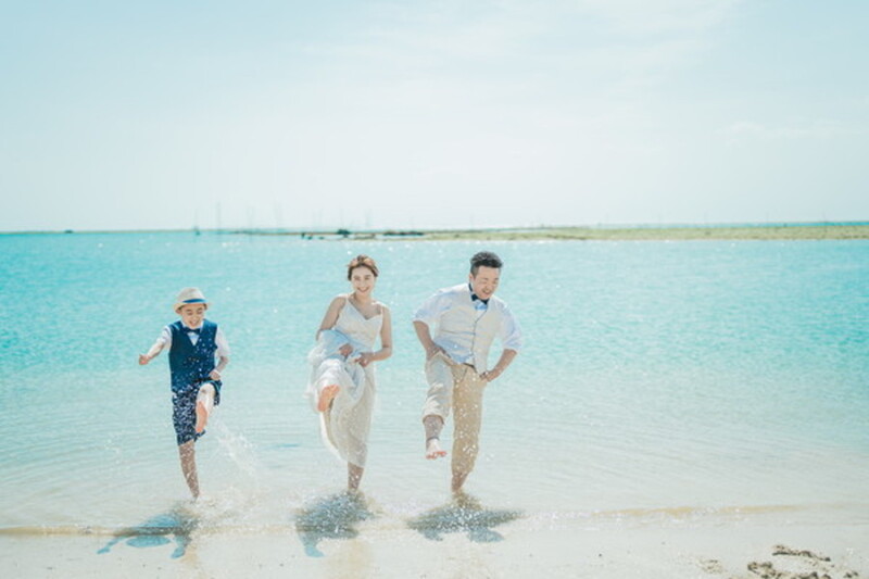 沖縄旅行の思い出を家族写真に♡青い海で楽しむファミリービーチフォト♪