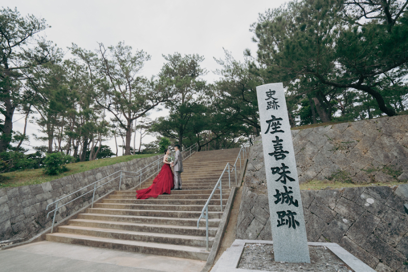 歴史感じる座喜味城跡に、映える赤のドレスで。