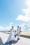 青い海と白い砂浜で叶えるファミリーフォトウェディング