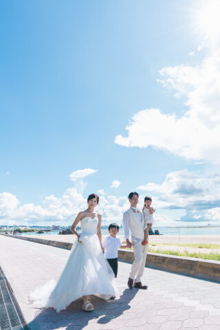 青い海と白い砂浜で叶えるファミリーフォトウェディング