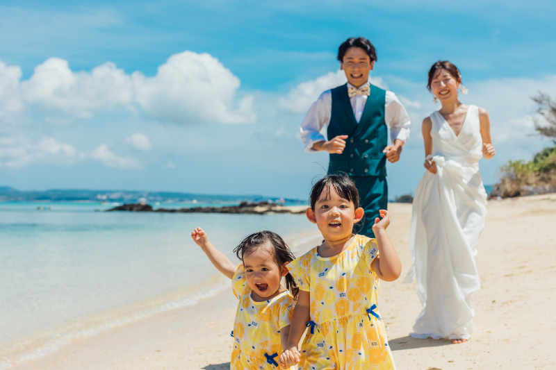 沖縄旅行の思い出を家族写真に♡青い海で楽しむファミリービーチフォト♪