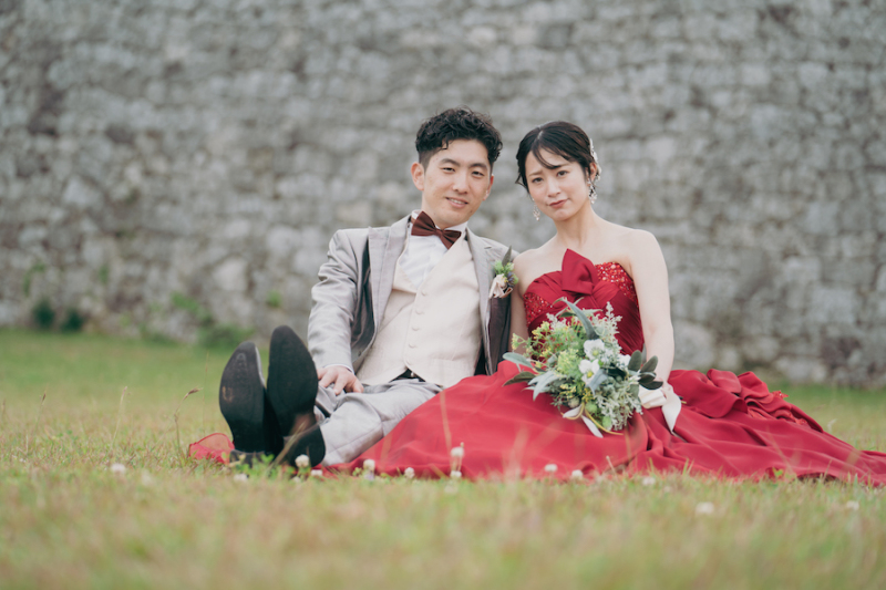 歴史感じる座喜味城跡に、映える赤のドレスで。