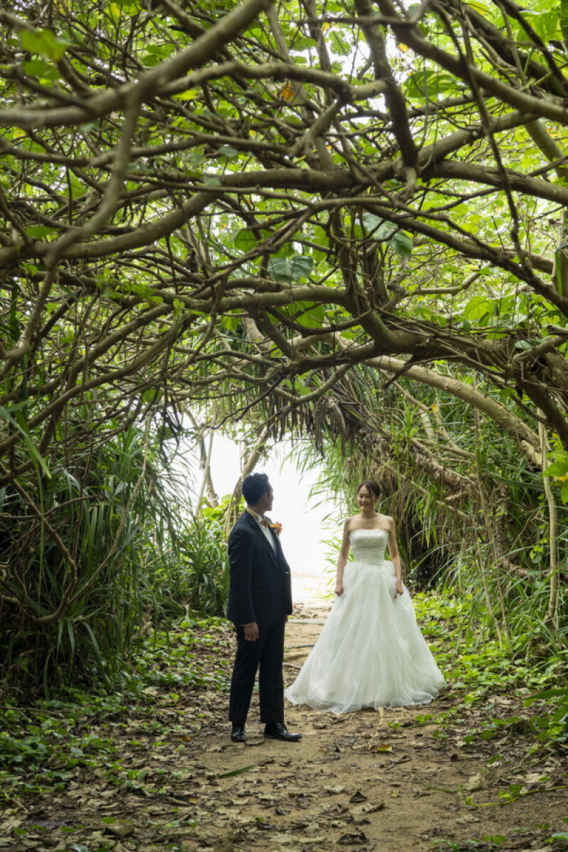 沖縄で叶える♡チャペル&ビーチ&緑のウェディングフォト♪