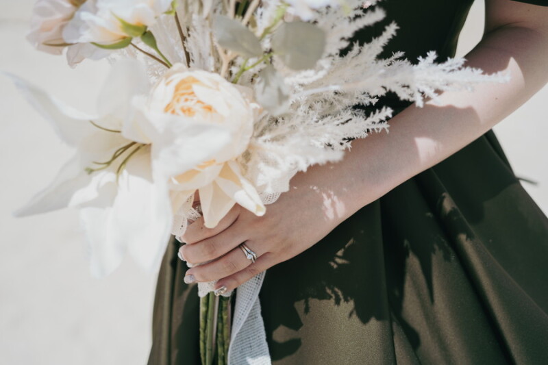 海と空に映えるカラードレスウェディングフォト！