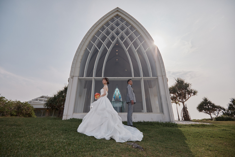 絶景ロケーションと優美なチャペル&mdash;万座で叶える理想のウエディングフォト