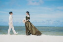 海と空に映えるカラードレスウェディングフォト！