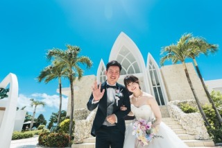 「読谷ブルー」が引き立つ白亜のチャペル♡アクアグレイス・チャペルフォト♪