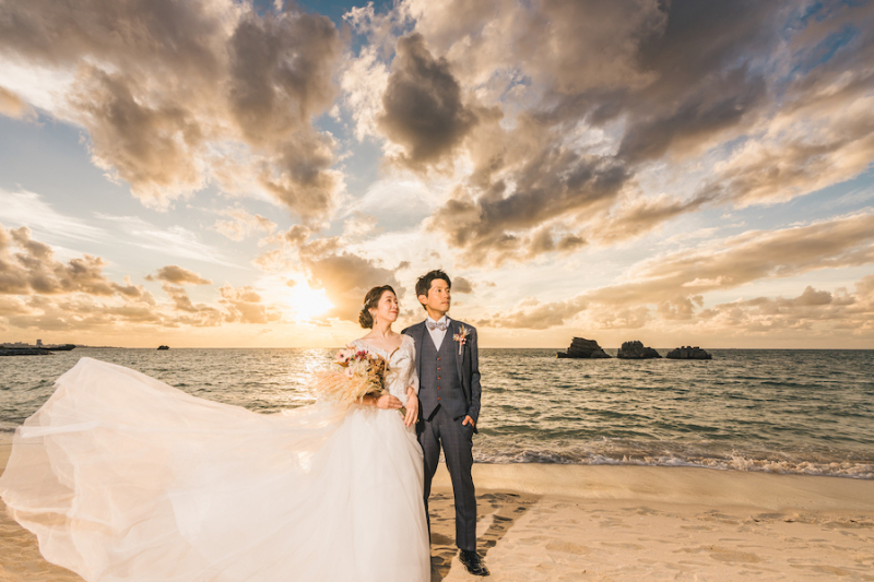 沖縄の夕焼けのビーチで叶える理想のウエディングフォト永遠の愛をドラマチックに刻む