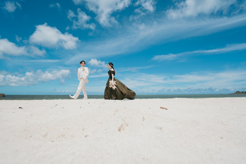 海と空に映えるカラードレスウェディングフォト！