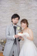 サプライズのケーキ入刀で大盛り上がり!