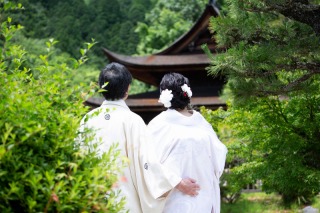 緑×白無垢のコントラスト