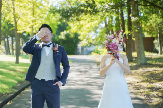 新緑の小道で遊び心あるウェディングフォト!