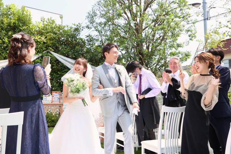 ◈ 青空の下で「おめでとう！」 ◈ ゲストの笑顔に包まれる、最高のガーデン挙式